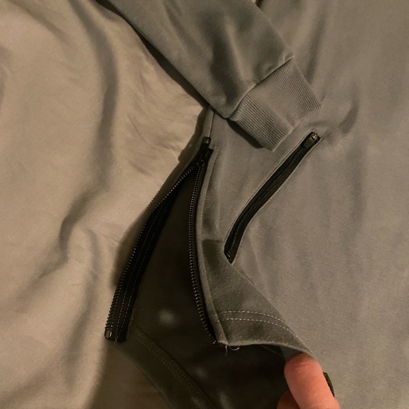 🔥HOT BUY! NEW XS gray hoodie. Side zippered pockets. Rounded bottom. - Picture 10 of 13